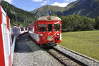 Die Ost-West-Alpentransversale mit dem Glacier Express von Zermatt bis St. Moritz zeigt die Schweizer Alpen im idyllischsten Postkartenformat. Die Reise zwischen dem Engadiner Hochtal, dem Landwassertal und der Walisser Gletscherwelt beeindruckt mit unzähligen landschaftlichen Höhepunkten. Die kühne Streckenführung verläuft über 291 Brücken und durch 91 Tunnels und ist bis heute eine bahntechnische Meisterleistung. 