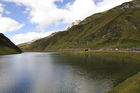 Die Ost-West-Alpentransversale mit dem Glacier Express von Zermatt bis St. Moritz zeigt die Schweizer Alpen im idyllischsten Postkartenformat. Die Reise zwischen dem Engadiner Hochtal, dem Landwassertal und der Wallisser Gletschewelt beeindruckt mit unzähligen landschaftlichen Höhepunkten. Die kühne Streckenführung verläuft über 291 Brücken und durch 91 Tunnels und ist bis heute eine bahntechnische Meisterleistung. 