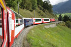 Die Ost-West-Alpentransversale mit dem Glacier Express von Zermatt bis St. Moritz zeigt die Schweizer Alpen im idyllischsten Postkartenformat. Die Reise zwischen dem Engadiner Hochtal, dem Landwassertal und der Walliser Gletscherwelt beeindruckt mit unzähligen landschaftlichen Höhepunkten. Die kühne Streckenführung verläuft über 291 Brücken und durch 91 Tunnels und ist bis heute eine bahntechnische Meisterleistung. 