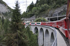 Die Ost-West-Alpentransversale mit dem Glacier Express von Zermatt bis St. Moritz zeigt die Schweizer Alpen im idyllischsten Postkartenformat. Die Reise zwischen dem Engadiner Hochtal, dem Landwassertal und der Wallisser Gletschewelt beeindruckt mit unzähligen landschaftlichen Höhepunkten. Die kühne Streckenführung verläuft über 291 Brücken und durch 91 Tunnels und ist bis heute eine bahntechnische Meisterleistung. 