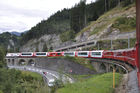 Die Ost-West-Alpentransversale mit dem Glacier Express von Zermatt bis St. Moritz zeigt die Schweizer Alpen im idyllischsten Postkartenformat. Die Reise zwischen dem Engadiner Hochtal, dem Landwassertal und der Wallisser Gletschewelt beeindruckt mit unzähligen landschaftlichen Höhepunkten. Die kühne Streckenführung verläuft über 291 Brücken und durch 91 Tunnels und ist bis heute eine bahntechnische Meisterleistung. 