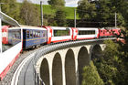 Die Ost-West-Alpentransversale mit dem Glacier Express von Zermatt bis St. Moritz zeigt die Schweizer Alpen im idyllischsten Postkartenformat. Die Reise zwischen dem Engadiner Hochtal, dem Landwassertal und der Walisser Gletscherwelt beeindruckt mit unzähligen landschaftlichen Höhepunkten. Die kühne Streckenführung verläuft über 291 Brücken und durch 91 Tunnels und ist bis heute eine bahntechnische Meisterleistung. 