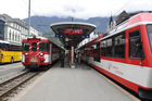 Die Ost-West-Alpentransversale mit dem Glacier Express von Zermatt bis St. Moritz zeigt die Schweizer Alpen im idyllischsten Postkartenformat. Die Reise zwischen dem Engadiner Hochtal, dem Landwassertal und der Wallisser Gletschewelt beeindruckt mit unzähligen landschaftlichen Höhepunkten. Die kühne Streckenführung verläuft über 291 Brücken und durch 91 Tunnels und ist bis heute eine bahntechnische Meisterleistung. 