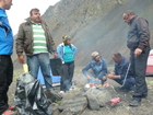 Abendessen vor dem Aufstieg. Aserische Tourguides bereiten eine soeben geschlachtete Bergziege zu. Ein pressetext-Team bestieg auf Einladung des aserischen Umweltministeriums und der Bergsportförderation FAIREX den höchsten Berg Aserbaidschans. Er liegt im größten Nationalpark des Kaukasus, dem 