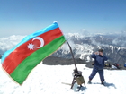 Aserische Flagge auf dem Gipfel des 4.466 m hohen Bazardüzu: Ein pressetext-Team bestieg auf Einladung des aserischen Umweltministeriums und der Bergsportförderation FAIREX den höchsten Berg Aserbaidschans. Er liegt im größten Nationalpark des Kaukasus, dem 