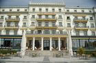 Die Belle Epoque-Fassade des Beau Rivage Palace Hotels in Lausanne, das zu den Swiss Deluxe Hotels und zu den Leading Hotels of the world gehört.