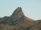 Markanter Berg nordwestlich von Baku. Die Kaukasusrepublik Aserbaidschan hat viele Highlights für Besucher zu bieten, Naturwunder wie brennende Berge und Schlammvulkane, jahrtausende alte Felszeichnungen aus der Urzeit des Menschen, antike Feuertempel und Paläste aus tausendundeiner Nacht, Nationalparks für Vogelbeobachter ebenso wie moderne Hotels an den weiten Sandstränden des Kaspischen Meeres. Jetzt will das Land auch touristisch in die Offensive gehen.