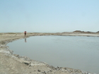 Touristenmagnet in Aserbaidschan: Blubbernde Schlammvulkane, aus denen Erdgas entweicht. Hier ein Schlammsee, in dem es brodelt und blubbert.

Die Kaukasusrepublik Aserbaidschan hat viele Highlights für Besucher zu bieten, Naturwunder wie brennende Berge und Schlammvulkane, jahrtausende alte Felszeichnungen aus der Urzeit des Menschen, antike Feuertempel und Paläste aus tausendundeiner Nacht, Nationalparks für Vogelbeobachter ebenso wie moderne Hotels an den weiten Sandstränden des Kaspischen Meeres. Jetzt will das Land auch touristisch in die Offensive gehen.
