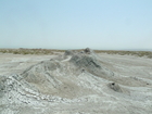 Beeindruckendes Ensemble spuckender und gurgelnder Schlammvulkane nahe der Hauptstraße nach ?l?t (Älät). Immer neuer Schlamm ergießt sich über den Boden. 

Die Kaukasusrepublik Aserbaidschan hat viele Highlights für Besucher zu bieten, Naturwunder wie brennende Berge und Schlammvulkane, jahrtausende alte Felszeichnungen aus der Urzeit des Menschen, antike Feuertempel und Paläste aus tausendundeiner Nacht, Nationalparks für Vogelbeobachter ebenso wie moderne Hotels an den weiten Sandstränden des Kaspischen Meeres. Jetzt will das Land auch touristisch in die Offensive gehen.
