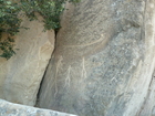 Die bis zu 30.000 Jahre alten Felszeichnungen (Petroglyphen) von Qobustan bieten einen Einblick in die Lebensweise der hier lebenden Menschen von der Jungsteinzeit bis zur Zeitenwende. Im Bild: Frauen, Männer, ein Boot.

Die Kaukasusrepublik Aserbaidschan hat viele Highlights für Besucher zu bieten, Naturwunder wie brennende Berge und Schlammvulkane, jahrtausende alte Felszeichnungen aus der Urzeit des Menschen, antike Feuertempel und Paläste aus tausendundeiner Nacht, Nationalparks für Vogelbeobachter ebenso wie moderne Hotels an den weiten Sandstränden des Kaspischen Meeres. Jetzt will das Land auch touristisch in die Offensive gehen.