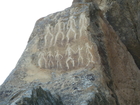 Die bis zu 30.000 Jahre alten Felszeichnungen (Petroglyphen) von Qobustan bieten einen Einblick in die Lebensweise der hier lebenden Menschen von der Jungsteinzeit bis zur Zeitenwende. Im Bild: Männer wurden immer frontal abgebildet, Frauen zumeist schwanger und im Profil.

Die Kaukasusrepublik Aserbaidschan hat viele Highlights für Besucher zu bieten, Naturwunder wie brennende Berge und Schlammvulkane, jahrtausende alte Felszeichnungen aus der Urzeit des Menschen, antike Feuertempel und Paläste aus tausendundeiner Nacht, Nationalparks für Vogelbeobachter ebenso wie moderne Hotels an den weiten Sandstränden des Kaspischen Meeres. Jetzt will das Land auch touristisch in die Offensive gehen.