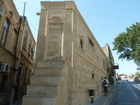 Haus innerhalb der alten Befestigungsmauern, die rund um das Altstadtviertel Icherisheher gebaut wurde.

Über zweitausend Jahre hochwertige Architektur auf wenigen Quadratkilometern Wüstensand - das ist Baku, die Hauptstadt des Acht-Millionen Landes Aserbaidschan am Kaspischen Meer. Seit dem ersten Ölboom 1850 hat sich die Stadt der Winde von einem 10.000 Einwohnerdorf zur Millionenmetropole gewandelt - mit vielen interessanten Museen, Palästen und einer hochmodernen U-Bahn. Die Stadt lohnt einen Besuch, schon allein um viele Vorurteile zu überwinden.