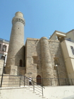 Chin-Moschee unterhalb des mächtigen Shirwanshah-Palastes im Altstadtviertel Icherisheher.

Über zweitausend Jahre hochwertige Architektur auf wenigen Quadratkilometern Wüstensand - das ist Baku, die Hauptstadt des Acht-Millionen Landes Aserbaidschan am Kaspischen Meer. Seit dem ersten Ölboom 1850 hat sich die Stadt der Winde von einem 10.000 Einwohnerdorf zur Millionenmetropole gewandelt - mit vielen interessanten Museen, Palästen und einer hochmodernen U-Bahn. Die Stadt lohnt einen Besuch, schon allein um viele Vorurteile zu überwinden.