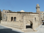 Mohammed-Moschee mit Synyk-kala im Altstadtviertel Icherisheher.

Über zweitausend Jahre hochwertige Architektur auf wenigen Quadratkilometern Wüstensand - das ist Baku, die Hauptstadt des Acht-Millionen Landes Aserbaidschan am Kaspischen Meer. Seit dem ersten Ölboom 1850 hat sich die Stadt der Winde von einem 10.000 Einwohnerdorf zur Millionenmetropole gewandelt - mit vielen interessanten Museen, Palästen und einer hochmodernen U-Bahn. Die Stadt lohnt einen Besuch, schon allein um viele Vorurteile zu überwinden.