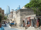 Über zweitausend Jahre hochwertige Architektur auf wenigen Quadratkilometern Wüstensand - das ist Baku, die Hauptstadt des Acht-Millionen Landes Aserbaidschan am Kaspischen Meer. Im Bild: Moscheen, Gründerzeithäuser, Flame Towers.

Seit dem ersten Ölboom 1850 hat sich die Stadt der Winde von einem 10.000 Einwohnerdorf zur Millionenmetropole gewandelt - mit vielen interessanten Museen, Palästen und einer hochmodernen U-Bahn. Die Stadt lohnt einen Besuch, schon allein um viele Vorurteile zu überwinden.
