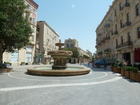 Brunnen im Altstadtviertel Icherisheher. 

Über zweitausend Jahre hochwertige Architektur auf wenigen Quadratkilometern Wüstensand - das ist Baku, die Hauptstadt des Acht-Millionen Landes Aserbaidschan am Kaspischen Meer. Seit dem ersten Ölboom 1850 hat sich die Stadt der Winde von einem 10.000 Einwohnerdorf zur Millionenmetropole gewandelt - mit vielen interessanten Museen, Palästen und einer hochmodernen U-Bahn. Die Stadt lohnt einen Besuch, schon allein um viele Vorurteile zu überwinden.
