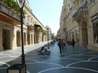 Fußgängerzone im Gründerzeitviertel von Baku. 

Über zweitausend Jahre hochwertige Architektur auf wenigen Quadratkilometern Wüstensand - das ist Baku, die Hauptstadt des Acht-Millionen Landes Aserbaidschan am Kaspischen Meer. Seit dem ersten Ölboom 1850 hat sich die Stadt der Winde von einem 10.000 Einwohnerdorf zur Millionenmetropole gewandelt - mit vielen interessanten Museen, Palästen und einer hochmodernen U-Bahn. Die Stadt lohnt einen Besuch, schon allein um viele Vorurteile zu überwinden.