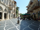 Fußgängerzone im Gründerzeitviertel wenige hundert Meter 
vom Altstadtviertel Icherisheher entfernt.

Über zweitausend Jahre hochwertige Architektur auf wenigen Quadratkilometern Wüstensand - das ist Baku, die Hauptstadt des Acht-Millionen Landes Aserbaidschan am Kaspischen Meer. Seit dem ersten Ölboom 1850 hat sich die Stadt der Winde von einem 10.000 Einwohnerdorf zur Millionenmetropole gewandelt - mit vielen interessanten Museen, Palästen und einer hochmodernen U-Bahn. Die Stadt lohnt einen Besuch, schon allein um viele Vorurteile zu überwinden.