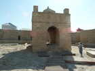 Der Feuertempel von Suraxani ist eine vorchristliche Kultstätte außerhalb von Baku wurde, nachdem der Islam diese Lehre verdrängt hat, von indischen Anhängern der Zoroastrier betrieben. Nach der Oktoberrevolution verfiel der Tempel, der nun wieder mit viel Aufwand saniert wird. Ursprung waren austretende (Erd-) Gase, die sich selbst entzündet hatten und rund um die Uhr brannten. 

Über zweitausend Jahre hochwertige Architektur auf wenigen Quadratkilometern Wüstensand - das ist Baku, die Hauptstadt des Acht-Millionen Landes Aserbaidschan am Kaspischen Meer. Seit dem ersten Ölboom 1850 hat sich die Stadt der Winde von einem 10.000 Einwohnerdorf zur Millionenmetropole gewandelt - mit vielen interessanten Museen, Palästen und einer hochmodernen U-Bahn. Die Stadt lohnt einen Besuch, schon allein um viele Vorurteile zu überwinden.
