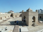 Der Feuertempel von Suraxani ist eine vorchristliche Kultstätte außerhalb von Baku wurde, nachdem der Islam diese Lehre verdrängt hat, von indischen Anhängern der Zoroastrier betrieben. Nach der Oktoberrevolution verfiel der Tempel, der nun wieder mit viel Aufwand saniert wird. Ursprung waren austretende (Erd-) Gase, die sich selbst entzündet hatten und rund um die Uhr brannten. 

Über zweitausend Jahre hochwertige Architektur auf wenigen Quadratkilometern Wüstensand - das ist Baku, die Hauptstadt des Acht-Millionen Landes Aserbaidschan am Kaspischen Meer. Seit dem ersten Ölboom 1850 hat sich die Stadt der Winde von einem 10.000 Einwohnerdorf zur Millionenmetropole gewandelt - mit vielen interessanten Museen, Palästen und einer hochmodernen U-Bahn. Die Stadt lohnt einen Besuch, schon allein um viele Vorurteile zu überwinden.