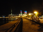 Großzügig beleuchtete Hafenpromenade von Baku unterhalb des Altstadtviertels Icherisheher.

Über zweitausend Jahre hochwertige Architektur auf wenigen Quadratkilometern Wüstensand - das ist Baku, die Hauptstadt des Acht-Millionen Landes Aserbaidschan am Kaspischen Meer. Seit dem ersten Ölboom 1850 hat sich die Stadt der Winde von einem 10.000 Einwohnerdorf zur Millionenmetropole gewandelt - mit vielen interessanten Museen, Palästen und einer hochmodernen U-Bahn. Die Stadt lohnt einen Besuch, schon allein um viele Vorurteile zu überwinden.
