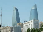 Die Flame Towers, ein markanter Hochhauskomplex, besteht aus drei Türmen mit einer Höhe von 190 Metern und wurde von 2007 bis 2012 direkt am Kaspischen Meer erbaut. Die Türme dienen als Hotel- und Wohnanlagen sowie für Bürozwecke.

Über zweitausend Jahre hochwertige Architektur auf wenigen Quadratkilometern Wüstensand - das ist Baku, die Hauptstadt des Acht-Millionen Landes Aserbaidschan am Kaspischen Meer. Seit dem ersten Ölboom 1850 hat sich die Stadt der Winde von einem 10.000 Einwohnerdorf zur Millionenmetropole gewandelt - mit vielen interessanten Museen, Palästen und einer hochmodernen U-Bahn. Die Stadt lohnt einen Besuch, schon allein um viele Vorurteile zu überwinden.