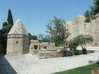 Detail des mächtigen Shirvanshah-Palastes im Altstadtviertel von Baku. Platz vor dem Derwish-Mausoleum.

Über zweitausend Jahre hochwertige Architektur auf wenigen Quadratkilometern Wüstensand - das ist Baku, die Hauptstadt des Acht-Millionen Landes Aserbaidschan am Kaspischen Meer. Seit dem ersten Ölboom 1850 hat sich die Stadt der Winde von einem 10.000 Einwohnerdorf zur Millionenmetropole gewandelt - mit vielen interessanten Museen, Palästen und einer hochmodernen U-Bahn. Die Stadt lohnt einen Besuch, schon allein um viele Vorurteile zu überwinden.