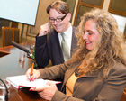 (c) fotodienst / Anna Rauchenberger - Wien, am 02.09.2010 -  Heute fand im Haus der Industrie die Generalversammlung des Wirtschaftsforums der Führungskräfte statt, wobei das Präsidium und der Bundesvorstand neu gewählt wurde. Im Anschluss an die Generalversammlung gab es einen Festvortrag zum Thema: 'Ausnahmezustand - Kommunikation abseits des Gewohnten -  Wie Sie trotz Veränderung im Unternehmen Vertrauen schaffen' FOTO: Autogrammstunde der Autorin des Buches und Festrednerin Katja Nagel.