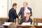 (C) fotodienst.at / Anna Rauchenberger - Wien, am 01.06.2011 - Heute lud das Wirtschaftsforum der Führungskräfte (WdF) zur jährlichen Generalversammlung ins Haus der Industrie. Im Rahmen der Veranstaltung wurden die Agenden des scheidenden Vorsitzenden an den neuen Vorsitzenden übergeben. Das WdF wurde 1979 gegründet und vertritt die Anliegen der österreichischen Führungskräfte, unter anderem als Vertreter im europäischen Dachverband Confédération Européenne des Cadres (CEC). Dem unabhängigen Verein gehören bundesweit knapp 2.800 ManagerInnen an. FOTO v.l.: Shake-Hands neuer Vorsitzender des WdF, Gen. Dir. KR Karl Javurek, und Dr. Paul Jankowitsch, scheidender Vorsitzender des WdF