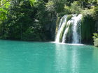 Die Plitvicer Seen in Kroatien zählen zu den größten und schönsten Nationalparks Europas. Offiziell 1949 gegründet wurde das knapp 300 km2 große Gebiet im hügeligen Karstgebiet unweit der Grenze zu Bosnien-Herzegowina 1979 als eines der ersten Naturdenkmäler weltweit in das UNESCO-Weltnaturerbe aufgenommen. Zu Ostern 1991 begann hier der Jugoslawien-Krieg mit blutigen Auseinandersetzungen zwischen serbischen Aufständischen und kroatischen Spezialeinheiten. Heute besuchen den Park jährlich etwa 900.000 Besucher. 