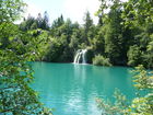 Die Plitvicer Seen in Kroatien zählen zu den größten und schönsten Nationalparks Europas. Offiziell 1949 gegründet wurde das knapp 300 km2 große Gebiet im hügeligen Karstgebiet unweit der Grenze zu Bosnien-Herzegowina 1979 als eines der ersten Naturdenkmäler weltweit in das UNESCO-Weltnaturerbe aufgenommen. Zu Ostern 1991 begann hier der Jugoslawien-Krieg mit blutigen Auseinandersetzungen zwischen serbischen Aufständischen und kroatischen Spezialeinheiten. Heute besuchen den Park jährlich etwa 900.000 Besucher. 