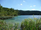 Die Plitvicer Seen in Kroatien zählen zu den größten und schönsten Nationalparks Europas. Offiziell 1949 gegründet wurde das knapp 300 km2 große Gebiet im hügeligen Karstgebiet unweit der Grenze zu Bosnien-Herzegowina 1979 als eines der ersten Naturdenkmäler weltweit in das UNESCO-Weltnaturerbe aufgenommen. Zu Ostern 1991 begann hier der Jugoslawien-Krieg mit blutigen Auseinandersetzungen zwischen serbischen Aufständischen und kroatischen Spezialeinheiten. Heute besuchen den Park jährlich etwa 900.000 Besucher. 