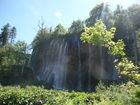 Die Plitvicer Seen in Kroatien zählen zu den größten und schönsten Nationalparks Europas. Offiziell 1949 gegründet wurde das knapp 300 km2 große Gebiet im hügeligen Karstgebiet unweit der Grenze zu Bosnien-Herzegowina 1979 als eines der ersten Naturdenkmäler weltweit in das UNESCO-Weltnaturerbe aufgenommen. Zu Ostern 1991 begann hier der Jugoslawien-Krieg mit blutigen Auseinandersetzungen zwischen serbischen Aufständischen und kroatischen Spezialeinheiten. Heute besuchen den Park jährlich etwa 900.000 Besucher. 