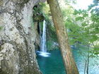 Die Plitvicer Seen in Kroatien zählen zu den größten und schönsten Nationalparks Europas. Offiziell 1949 gegründet wurde das knapp 300 km2 große Gebiet im hügeligen Karstgebiet unweit der Grenze zu Bosnien-Herzegowina 1979 als eines der ersten Naturdenkmäler weltweit in das UNESCO-Weltnaturerbe aufgenommen. Zu Ostern 1991 begann hier der Jugoslawien-Krieg mit blutigen Auseinandersetzungen zwischen serbischen Aufständischen und kroatischen Spezialeinheiten. Heute besuchen den Park jährlich etwa 900.000 Besucher. 