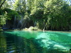 Die Plitvicer Seen in Kroatien zählen zu den größten und schönsten Nationalparks Europas. Offiziell 1949 gegründet wurde das knapp 300 km2 große Gebiet im hügeligen Karstgebiet unweit der Grenze zu Bosnien-Herzegowina 1979 als eines der ersten Naturdenkmäler weltweit in das UNESCO-Weltnaturerbe aufgenommen. Zu Ostern 1991 begann hier der Jugoslawien-Krieg mit blutigen Auseinandersetzungen zwischen serbischen Aufständischen und kroatischen Spezialeinheiten. Heute besuchen den Park jährlich etwa 900.000 Besucher. 