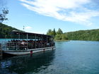 Die Plitvicer Seen in Kroatien zählen zu den größten und schönsten Nationalparks Europas. Offiziell 1949 gegründet wurde das knapp 300 km2 große Gebiet im hügeligen Karstgebiet unweit der Grenze zu Bosnien-Herzegowina 1979 als eines der ersten Naturdenkmäler weltweit in das UNESCO-Weltnaturerbe aufgenommen. Zu Ostern 1991 begann hier der Jugoslawien-Krieg mit blutigen Auseinandersetzungen zwischen serbischen Aufständischen und kroatischen Spezialeinheiten. Heute besuchen den Park jährlich etwa 900.000 Besucher. 