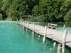 Die Plitvicer Seen in Kroatien zählen zu den größten und schönsten Nationalparks Europas. Offiziell 1949 gegründet wurde das knapp 300 km2 große Gebiet im hügeligen Karstgebiet unweit der Grenze zu Bosnien-Herzegowina 1979 als eines der ersten Naturdenkmäler weltweit in das UNESCO-Weltnaturerbe aufgenommen. Zu Ostern 1991 begann hier der Jugoslawien-Krieg mit blutigen Auseinandersetzungen zwischen serbischen Aufständischen und kroatischen Spezialeinheiten. Heute besuchen den Park jährlich etwa 900.000 Besucher. 