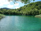 Die Plitvicer Seen in Kroatien zählen zu den größten und schönsten Nationalparks Europas. Offiziell 1949 gegründet wurde das knapp 300 km2 große Gebiet im hügeligen Karstgebiet unweit der Grenze zu Bosnien-Herzegowina 1979 als eines der ersten Naturdenkmäler weltweit in das UNESCO-Weltnaturerbe aufgenommen. Zu Ostern 1991 begann hier der Jugoslawien-Krieg mit blutigen Auseinandersetzungen zwischen serbischen Aufständischen und kroatischen Spezialeinheiten. Heute besuchen den Park jährlich etwa 900.000 Besucher. 