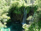 Die Plitvicer Seen in Kroatien zählen zu den größten und schönsten Nationalparks Europas. Offiziell 1949 gegründet wurde das knapp 300 km2 große Gebiet im hügeligen Karstgebiet unweit der Grenze zu Bosnien-Herzegowina 1979 als eines der ersten Naturdenkmäler weltweit in das UNESCO-Weltnaturerbe aufgenommen. Zu Ostern 1991 begann hier der Jugoslawien-Krieg mit blutigen Auseinandersetzungen zwischen serbischen Aufständischen und kroatischen Spezialeinheiten. Heute besuchen den Park jährlich etwa 900.000 Besucher. 