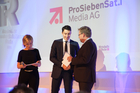 Gewinner Kategorie MDAX - ProSiebenSat.1 Media AG 
Foto: Moderatorin; Dirk Voigtländer ProSiebenSat.1 Media AG; Kay Bommer - Geschäftsführer Deutscher Investor Relations Verband e.V.