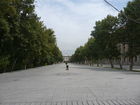 © Fotodienst / Wilfried Seywald. Die Straßen im Regierungsviertel von Teheran nahe dem Iranischen Nationalmuseum sind im August 2010 abgeriegelt und menschenleer.