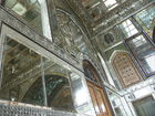 © Fotodienst / Wilfried Seywald. Teheran, Golestan-Palast. Blick in den offenen Spiegelsaal mit Holzsäulen, in dem sich der kunstvolle Marmorthron der Qadjarenherrscher aus dem 19. Jahrhundert befindet.