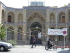 © Fotodienst / Wilfried Seywald. Teheran, Auch die dem Märthyrer Motahhari gewidmete Große Moschee und Koranschule von Sepahsalar südlich des alten iranischen Parlaments stammt aus der Qadjarenzeit. Sie hat eine Fläche von 16.000 m2 und wurde von einem Kanzler von Nassreddin Shah begründet.