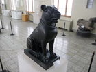 @ Fotodienst / Wilfried Seywald: Iranisches Nationalmuseum Teheran: Sitzender Hund aus Stein aus Persepolis, 5. Jhrt. v.Chr.