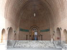 © Fotodienst / Wilfried Seywald. Iranisches Nationalmuseum Teheran: Die vorislamische Abteilung des Nationalmuseums wurde 1937 nach Entwürfen des französischen Architekten A. Godard erbaut. Der Eingang besteht aus einem ziegelgemauerten Gewölbe mit Iwan nach Vorbild des Bogens von Ktesiphon (Taq-e Kisra).