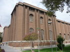 © Fotodienst / Wilfried Seywald. Iranisches Nationalmuseum Teheran: Die vorislamische Abteilung des Nationalmuseums wurde 1937 nach Entwürfen des französischen Architekten A. Godard erbaut. Der Eingang besteht aus einem ziegelgemauerten Gewölbe mit Iwan nach Vorbild des Bogens von Ktesiphon (Taq-e Kisra).