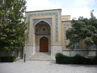 © Fotodienst / Wilfried Seywald. Die Straßen im Regierungsviertel von Teheran nahe dem Iranischen Nationalmuseum sind im August 2010 abgeriegelt und menschenleer.