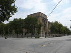 © Fotodienst / Wilfried Seywald. Die Straßen im Regierungsviertel von Teheran nahe dem Iranischen Nationalmuseum sind im August 2010 abgeriegelt und menschenleer.