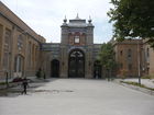 © Fotodienst / Wilfried Seywald. Die Straßen im Regierungsviertel von Teheran nahe dem Iranischen Nationalmuseum sind im August 2010 abgeriegelt und menschenleer.