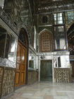 © Fotodienst / Wilfried Seywald. Teheran, Golestan-Palast. Blick in den offenen Spiegelsaal mit Holzsäulen, in dem sich der kunstvolle Marmorthron der Qadjarenherrscher aus dem 19. Jahrhundert befindet.